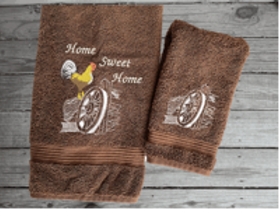 Brown bath towel and hand towel, this rooster design is the perfect design for the country living family, that likes the outdoor life, for that farmhouse decor. This Luxury western theme towel set of set has 3 towels 1 bath towel 27" x 50", 1 hand towel 16" x 27", 1 wash cloth 13" x 13". You can personalize the towel set with a name and an initial on the wash cloth or just the designs - Borgmanns Creation