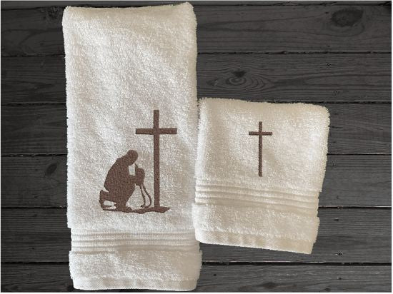 High Quality Luxury White Turkish hand towel and washcloth durable soft and absorbent, finished edges with a decorative band. Set has 1 bath towel 27" x 55", 1 hand towel 16" x 27", 1 washcloth 13" x 13" with a custom design. You can personalize the bath towel with a name and an initial on the washcloth or just the designs. These luxury towels will make a wonderful wedding gift, housewarming gift, or for your own bathr, 1 washcloth. Embroidereoom decor. Borgmanns Creations