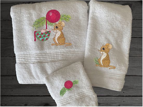 Luxury bath towel set or individual towels, embroidered Christmas mouse design. This terry towel set of 3 towels 1 bath towel 27" x 55", 1 hand towel 16" x 27", 1 wash cloth 13" x 13". You can personalize the bath towel with a name. Borgmanns Creations