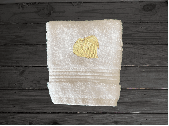 Luxury washcloth, embroidered hummingbird is the perfect design for the Spring/Summer look. This Luxury towel set of 3 towels 1 bath towel 27" x 50", 1 hand towel 16" x 27", 1 wash cloth 13" x 13". You can personalize the bath towel with a name. Borgmanns Creations